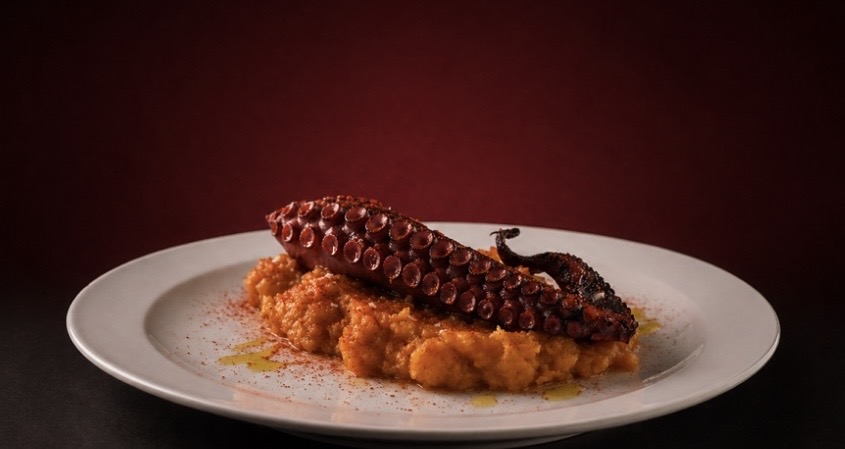 Pulpo con patatas revolconas