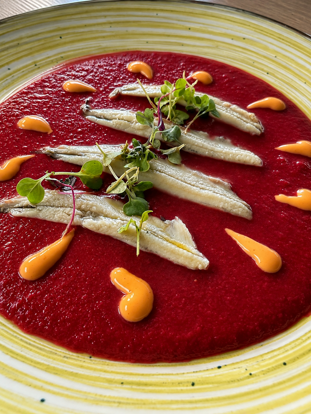 Salmorejo de remolacha con boquerón y siracha de Abanico del Mar en Oropesa del Mar
